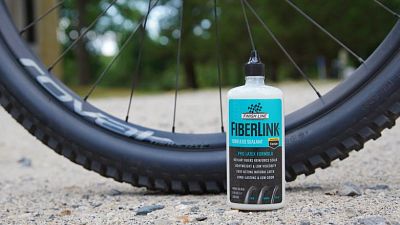 Bezdušový tmel Finish Line FiberLink Tubeless Tire Sealant 240ml