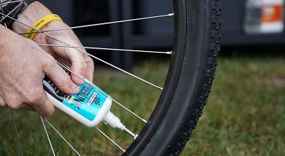 Bezdušový tmel Finish Line FiberLink Tubeless Tire Sealant 240ml