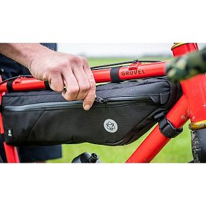 Brašna do rámu AGU Venture Tube Frame Bag Medium Black 4l