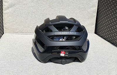 Cyklistická helma R2 CROSS ATH32A černá