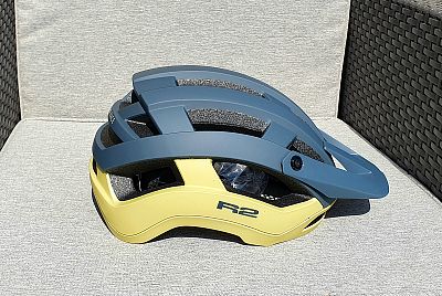 Cyklistická helma R2 CROSS šedá/béžová